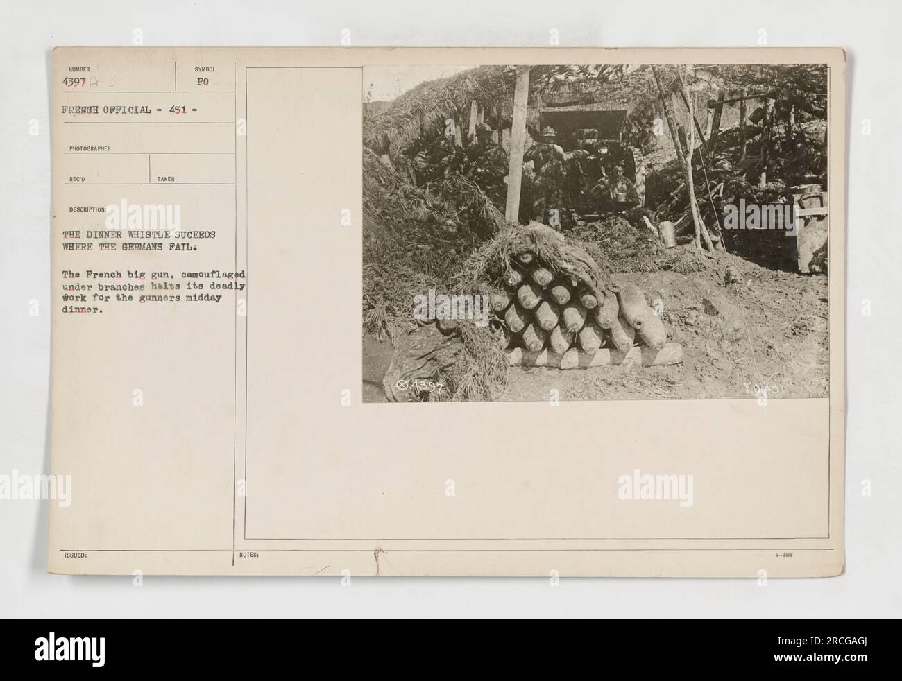 Funzionari e fotografi francesi hanno catturato questa immagine durante la prima guerra mondiale. La fotografia raffigura una grande pistola francese mimetizzata sotto i rami, completando con successo il suo lavoro mortale. Questa azione ebbe luogo durante la cena di mezzogiorno dei cannonieri, suggerendo che l'arma avrebbe fermato con successo un avanzamento tedesco. La fotografia è etichettata 111-SC-4397A, con la descrizione "NUMBER 4397 A FRENCH OFFICIAL - 451- PHOTOGRAPHER RECO."(Nota 84397 3) Foto Stock