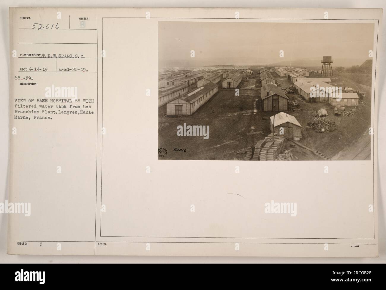 Vista del base Hospital 88 a Langres, Haute Marne, Francia, con un serbatoio d'acqua filtrato dallo stabilimento Les Franchise. La foto è stata scattata il 20 gennaio 1919 dal fotografo T.R. H. Sears. È classificato come soggetto 52016 e ha il numero di tracciamento 681-F9. Foto Stock