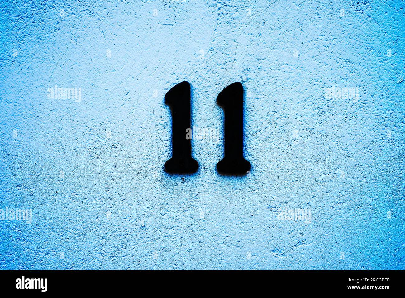 Immagine scura numero 11, undici, tonalità scure con filtro cast bluastro. Foto Stock