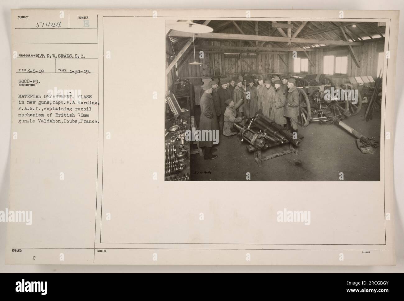 Capitano E.A. Harding, un membro del Dipartimento materiali, è qui visto spiegare il meccanismo di rinculo di un cannone britannico da 75 mm durante una classe su nuovi cannoni. La foto è stata scattata a le Valdahon, Doubs, in Francia, il 31 gennaio 1919, da R.W. Sears. Foto Stock
