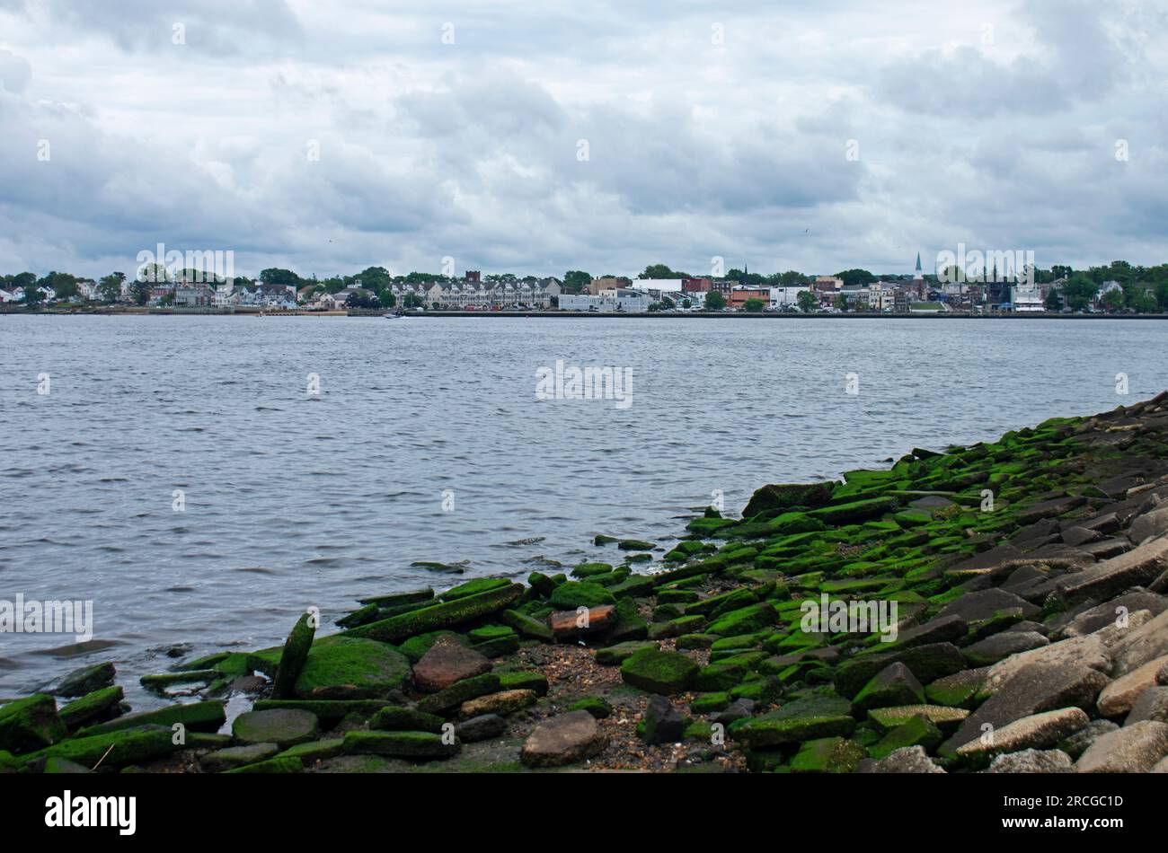 Le acque di Cliffwood Beach e Keyport, New Jersey, sono vuote di traffico nautico a causa di una tempesta estiva in attesa con un cielo spettacolare -03 Foto Stock