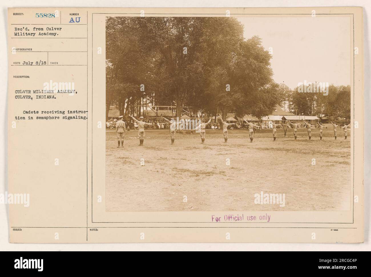 I cadetti della Culver Military Academy di Culver, Indiana, apprendono il segnale del semaforo durante la prima guerra mondiale. La fotografia raffigura un gruppo di cadetti che ricevono istruzione in questa forma di comunicazione. L'immagine fu scattata l'8 luglio 1918, durante la guerra. Fa parte della collezione di fotografie delle attività militari americane. Foto Stock