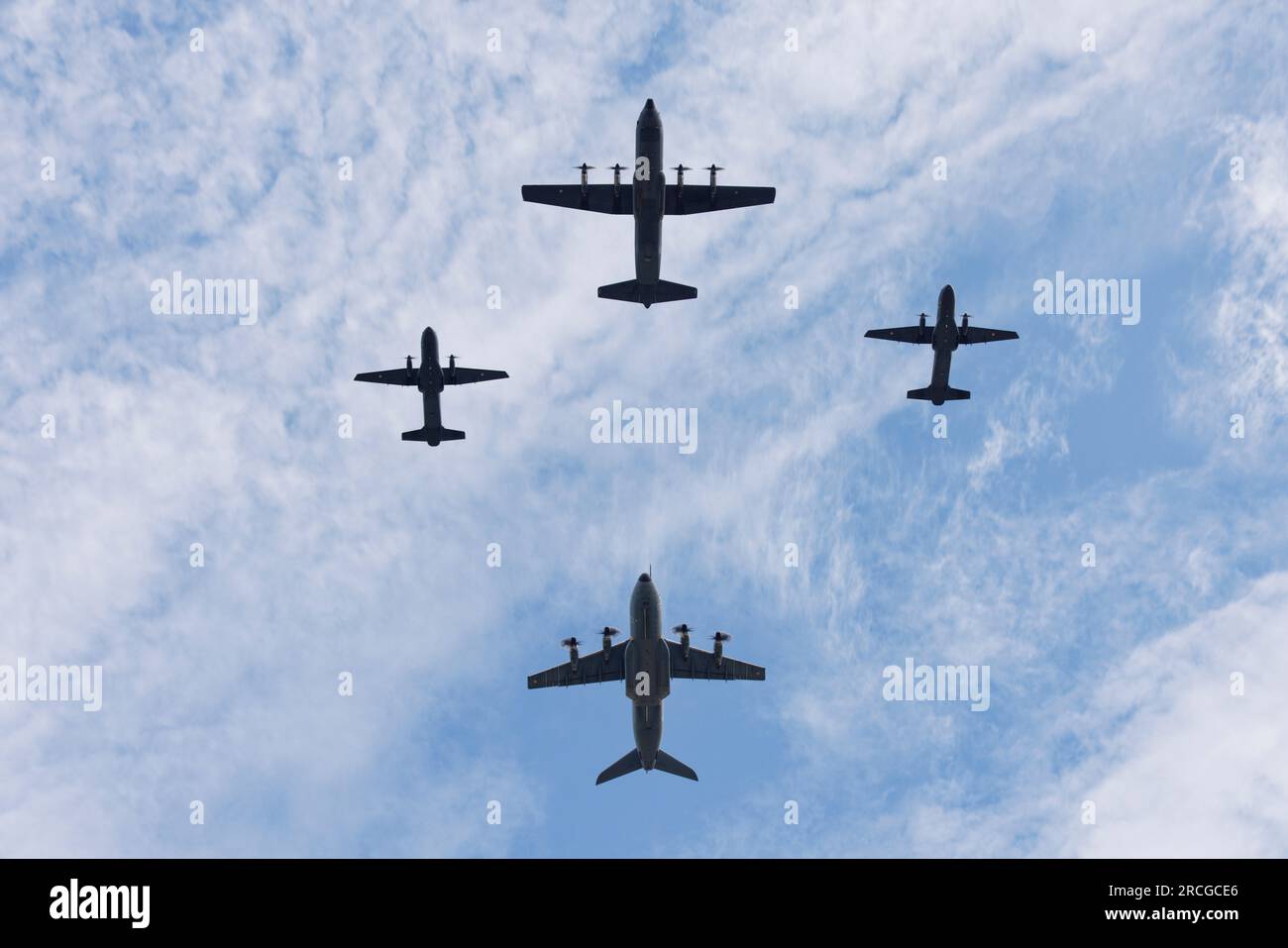 Parigi, Francia. 14 luglio 2023. Un C-130J seguito da 2 CN-235 CASA e un Airbus A400M ATLAS. La giornata nazionale francese (Festa della Bastiglia) viene celebrata venerdì 14 luglio 2023 con la parata militare degli Champs-Elysées, alla presenza del presidente della Repubblica Emmanuel Macron a Parigi, in Francia. Crediti: Bernard Menigault/Alamy Live News Foto Stock
