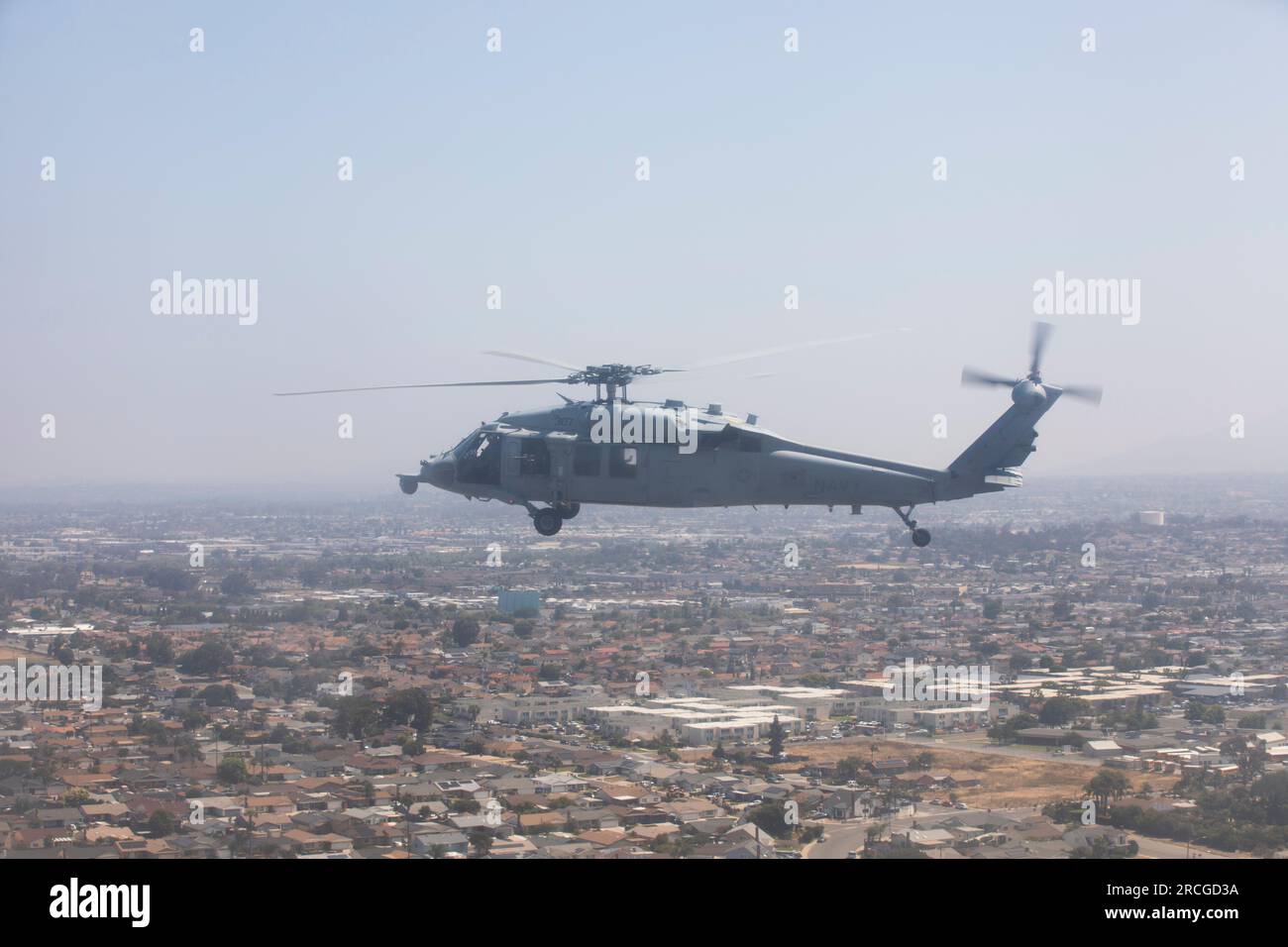 SAN DIEGO, California (30 giugno 2023) gli MH-60S Seahawks assegnati ai "Firehawks" dell'Helicopter Sea Combat Squadron (HSC) 85 sorvolano San Diego durante l'ultimo volo dello squadrone prima della sua cerimonia di disattivazione. Lo Squadron della riserva della Marina HSC-85 è l'ultimo squadrone di elicotteri della Marina dedicato alla guerra speciale navale (NSW) e al combattimento di ricerca e salvataggio (CSAR). (STATI UNITI Foto della Marina militare di Mass Communication Specialist 2nd Class Ryan LeCompte) Foto Stock