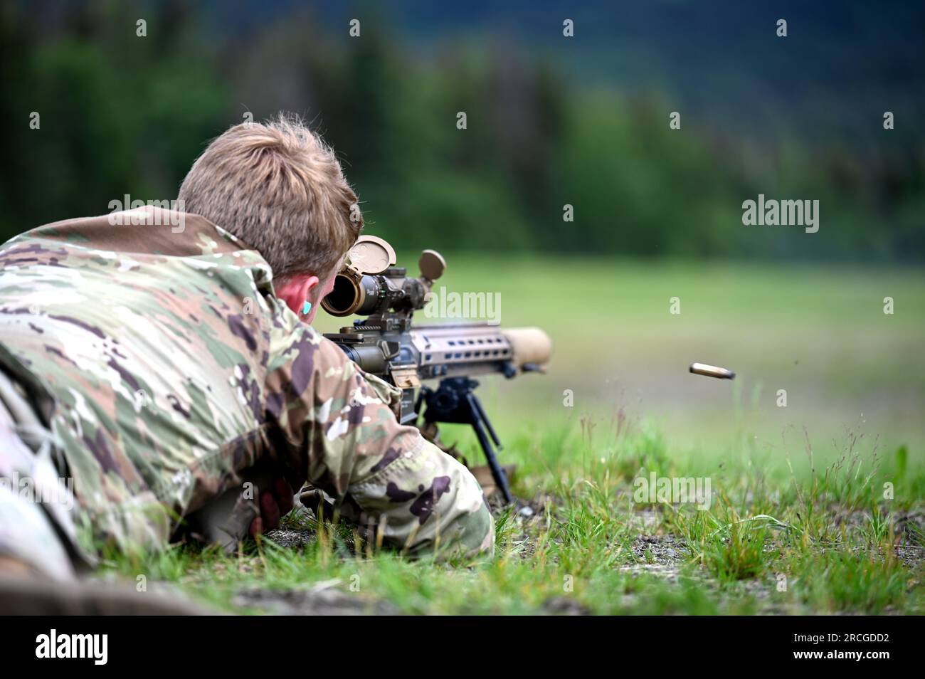 STATI UNITI Jackson Jacobs, un osservatore di artiglieria in avanti assegnato alla Tennessee National Guard, in rappresentanza della regione III, spara un fucile Marksman designato M1101A1 Squad mentre partecipa alla Army National Guard's (ARNG) Best Warrior Competition (BWC), Joint base Elmendorf-Richardson, Alaska 12 luglio 2023. La ARNG BWC mette alla prova l’adattabilità e la letalità delle nostre forze mentre i nostri cittadini-soldati della Guardia Nazionale rimangono pronti e resilienti per affrontare le sfide della nazione. (STATI UNITI Air National Guard foto del Master Sgt. David Eichaker) Foto Stock