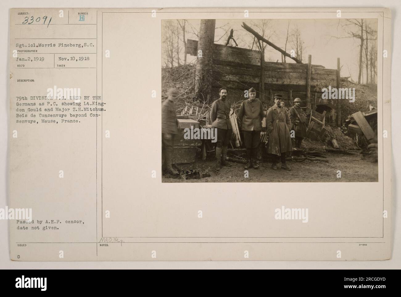 Morris Pineberg, SC, ha scattato questa foto il 2 gennaio 1919. L'immagine mostra una scena della prima guerra mondiale di un tedesco usato P.C., che sta per comando postale, a Bois de Consenvoye, Mosa, Francia. Il tenente Kingdon Gould e il maggiore Z.H. Mitchum appare nella foto. Una notazione suggerisce che la fotografia è stata passata dalla censura della A.E.F. in una data non specificata. Foto Stock