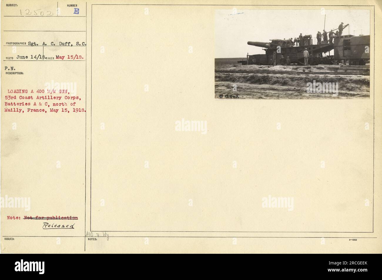 I soldati del 53rd Coast Artillery Corps, batterie A e C, vengono mostrati mentre caricano un cannone da 400 mm a nord di Mailly, in Francia, il 15 maggio 1918. Questa foto è stata scattata dal Sgt. A.C. Duff e fa parte della collezione 111-SC-12502. Questa immagine non è destinata alla pubblicazione. Foto Stock