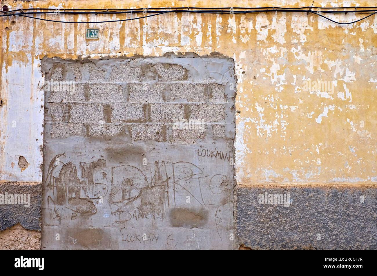 Porta barricata di una vecchia casa abbandonata. Foto Stock