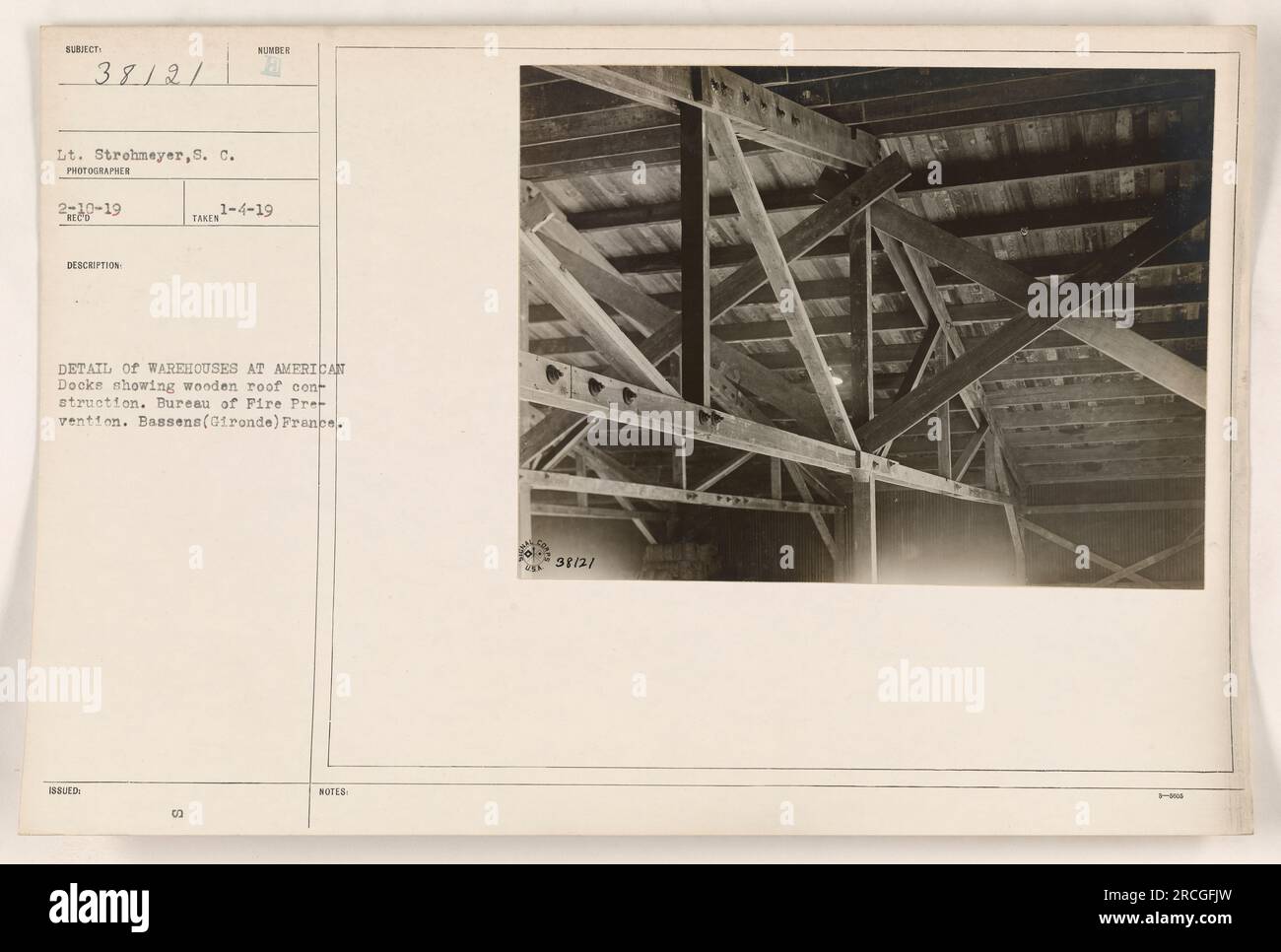 Una vista dei magazzini degli American Docks a Bassens, in Francia. La fotografia mette in evidenza la costruzione del tetto in legno degli edifici. Questa immagine è stata scattata dal tenente Strohmeyer il 10 febbraio 1919 e fa parte dei registri del Bureau of Fire Prevention. Foto Stock