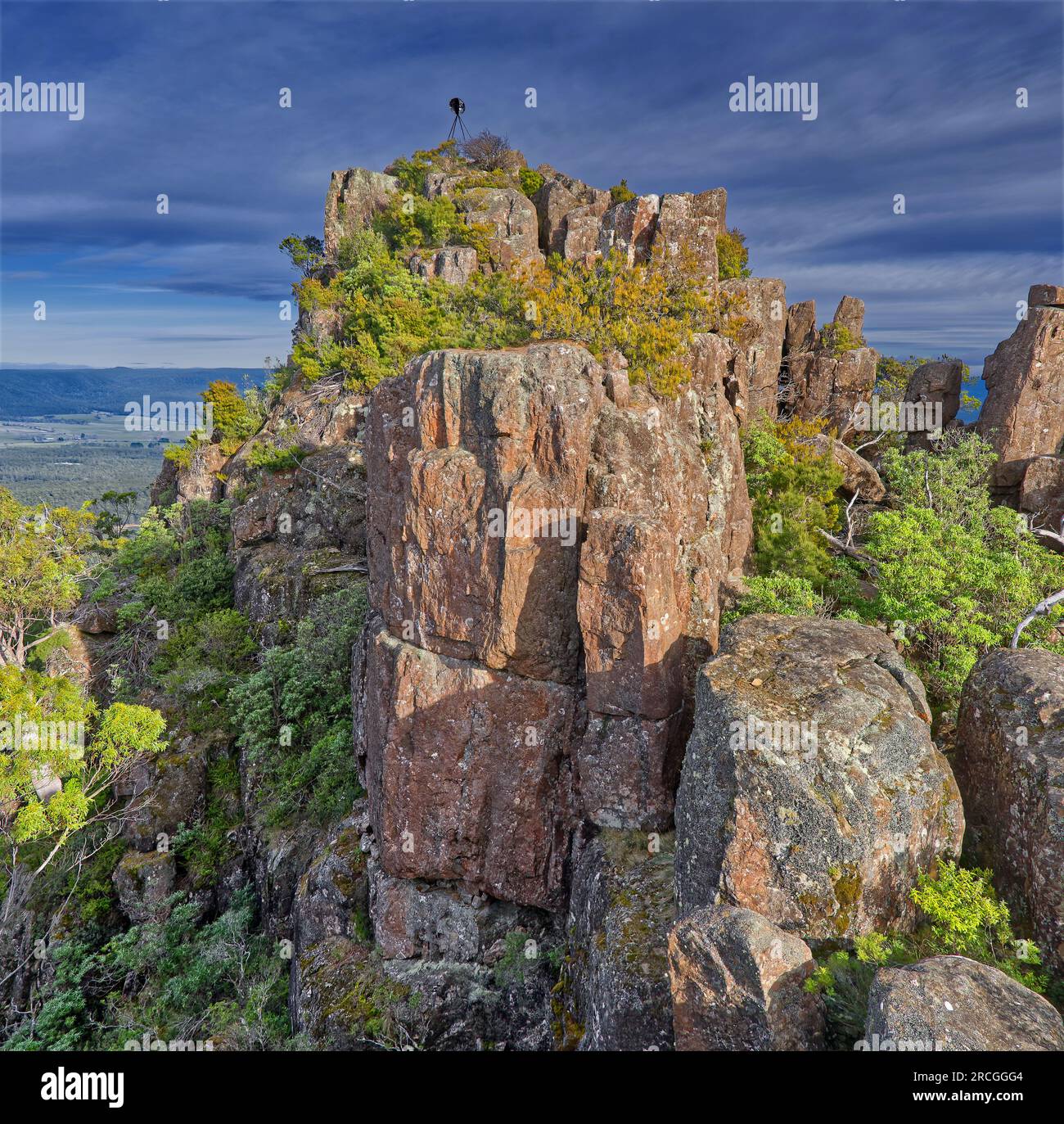 Vetta rocciosa e trig in cima alla testa di St Patricks, St Marys, Tasmania, Australia Foto Stock