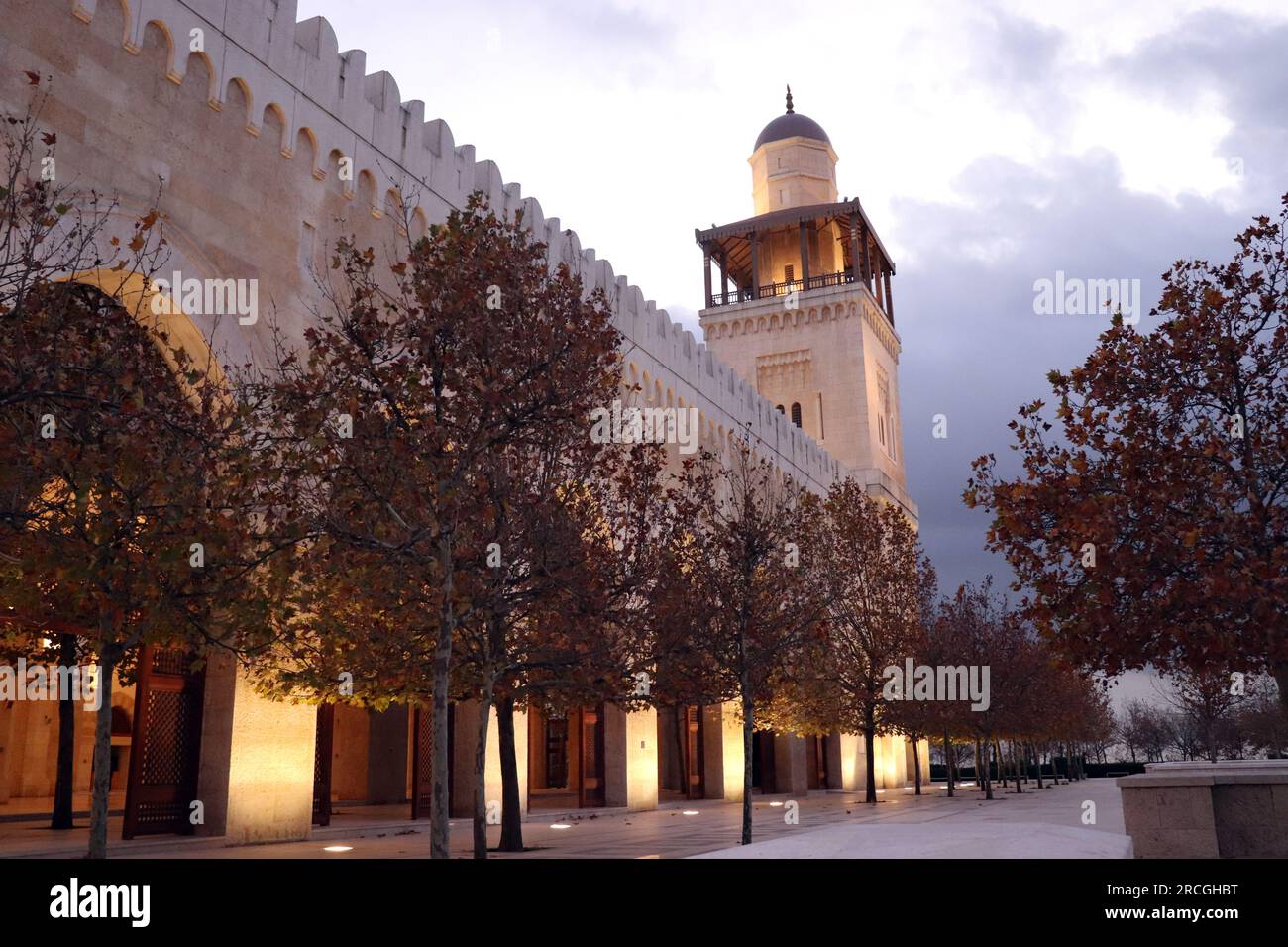 Amman, Giordania: La moschea più bella (Moschea King Hussein Bin Talal) in autunno - edificio islamico arabo Foto Stock