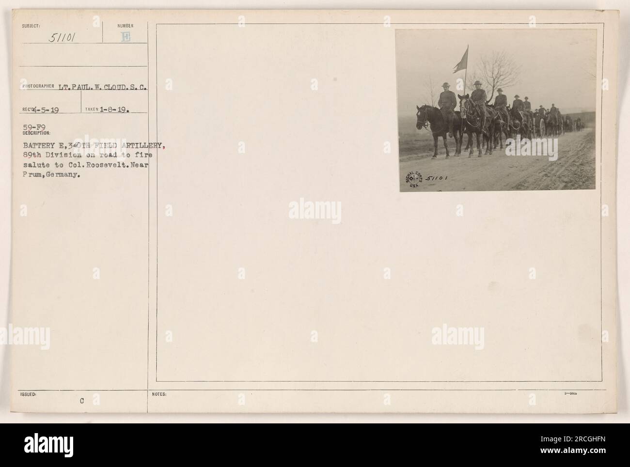 La batteria e della 340th Field Artillery, appartenente alla 89th Division, viene catturata durante il viaggio per dare un saluto al colonnello Roosevelt a Prum, in Germania. La foto è stata scattata l'8 gennaio 1919 dal tenente Paul W. Cloud. Foto Stock