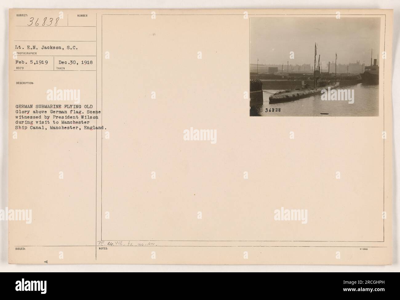 Il presidente Wilson testimonia il tenente E.N. Jackson prende un sottomarino tedesco sul Manchester Ship Canal a Manchester, Inghilterra. Old Glory vola con orgoglio sopra la bandiera tedesca come simbolo di vittoria. Questo momento storico è stato catturato dal fotografo SC il 5 febbraio 1919. Foto Stock