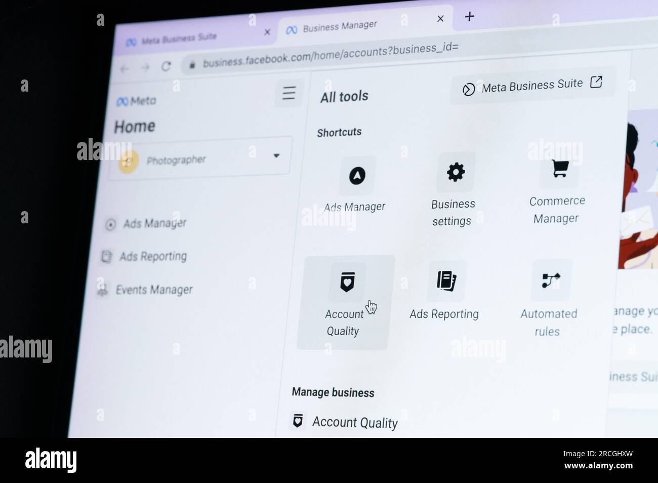 New York, USA - 17 giugno 2023: Primo piano del menu manager meta Business Suite sullo schermo del notebook Foto Stock