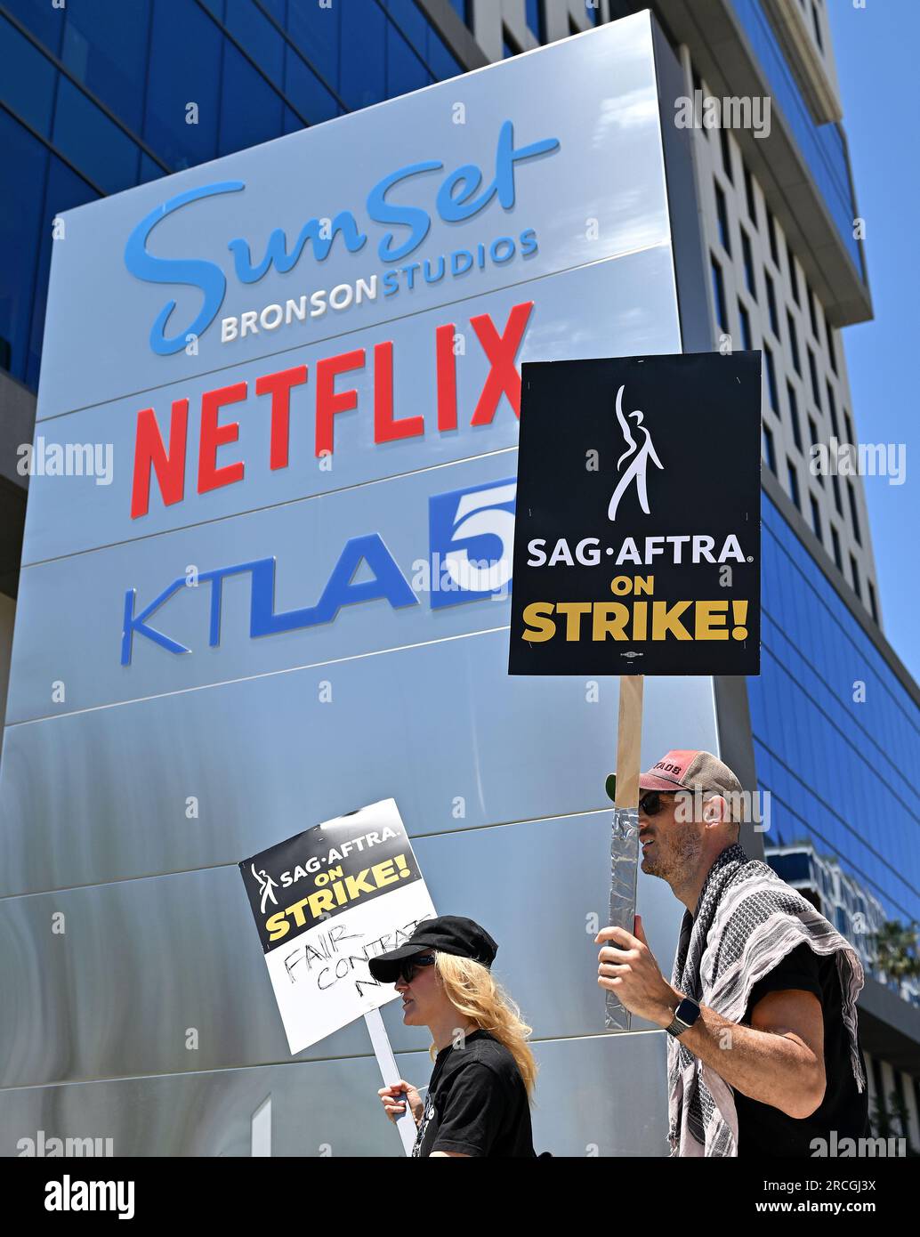Los Angeles, Stati Uniti. 14 luglio 2023. I membri di SAG-AFTRA sciopero e picchetto fuori dalla sede di Netflix su Sunset Boulevard a Los Angeles, California, venerdì 14 luglio 2023. Foto di Chris Chew/UPI credito: UPI/Alamy Live News Foto Stock