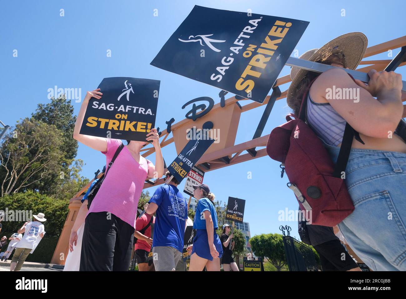 Los Angeles, Stati Uniti. 14 luglio 2023. Scrittori e attori sorprendenti camminano con i picchetti fuori dallo studio della Walt Disney Company a Burbank. Giovedì, il Consiglio nazionale dell'unione ha votato all'unanimità per emettere un ordine di sciopero. L'ordine di sciopero è entrato in vigore a mezzanotte di giovedì, e a partire da venerdì mattina, SAG-AFTRA si è Unito alle linee di picchetto con la Writers Guild of America, che è nell'undicesima settimana della sua uscita contro l'Alliance of Motion Picture e i produttori televisivi. Credito: SOPA Images Limited/Alamy Live News Foto Stock