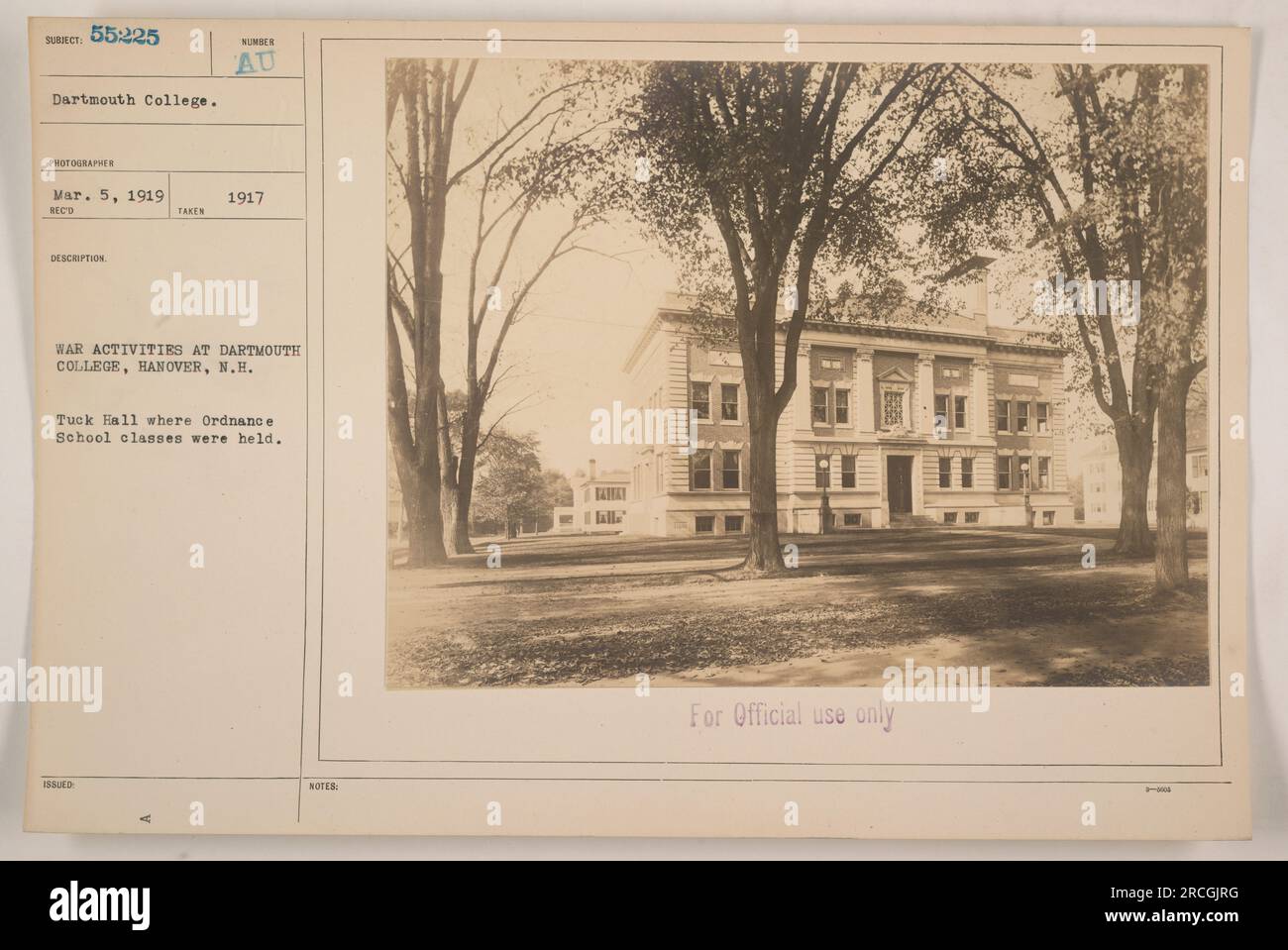 La Tuck Hall del Dartmouth College fu la sede delle lezioni della Ordnance School durante la prima guerra mondiale. Questa fotografia, scattata il 5 marzo 1919, raffigura le attività belliche svolte al Dartmouth College di Hanover, N.H. L'immagine fa parte della collezione che documenta le attività militari americane durante questo periodo." Foto Stock