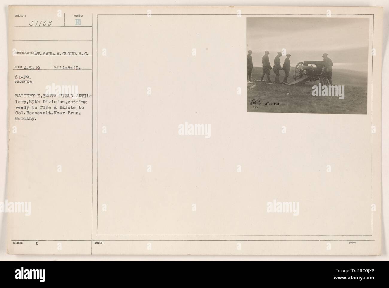 La batteria e della 340th Field Artillery, appartenente alla 89th Division, è vista prepararsi a dare un saluto al colonnello Roosevelt vicino a Brun, in Germania. Questa foto è stata scattata dal tenente Paul W. Cloud ed è numerata 51103. La data di cattura è indicata come 8 gennaio 1919. Foto Stock