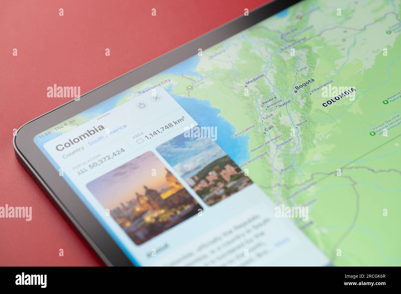New York, USA - 6 luglio 2023: Vista ravvicinata del paese della Colombia sulla mappa di Apple ipad Foto Stock