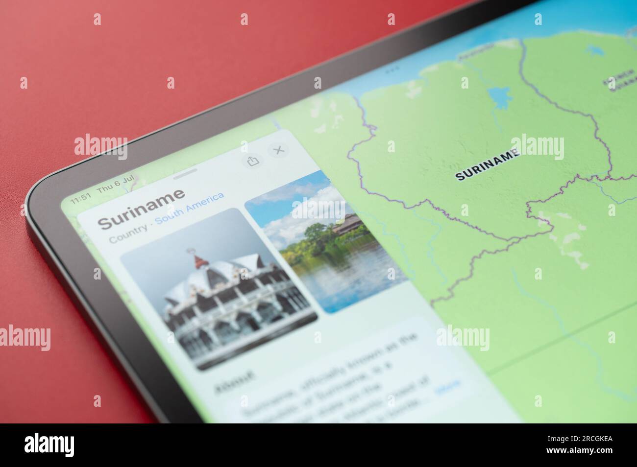 New York, Stati Uniti - 6 luglio 2023: Informazioni sul Suriname country sulle mappe di mele, vista ravvicinata macro ipad Foto Stock