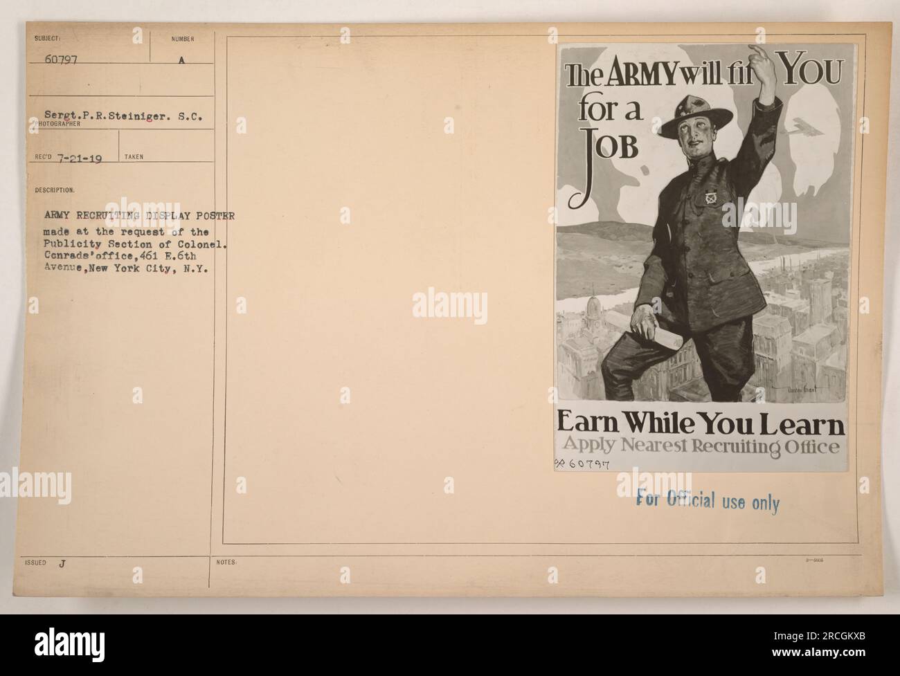 Questa fotografia mostra un poster del reclutamento dell'esercito creato su richiesta della sezione pubblicitaria dell'ufficio del colonnello Conrad a New York. La foto è stata scattata dal sergente P.R. Steiniger, S.C., il giorno 7-21-19. Il poster riporta il testo "l'esercito ti adatterà per un lavoro. Guadagna punti mentre impari. Rivolgersi all'ufficio di reclutamento più vicino. Oggetto: 60797." Queste informazioni sono esclusivamente per uso ufficiale. Foto Stock