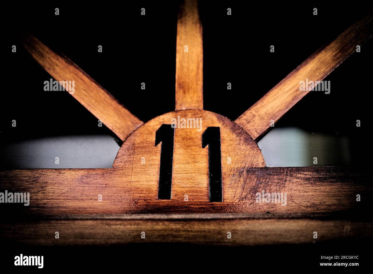 Numero 11, undici, cifre su legno verniciato, con effetto vignette. Foto Stock