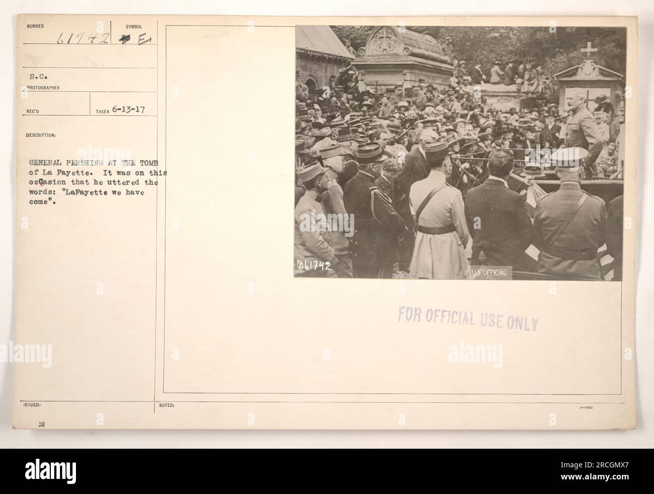 Il generale Pershing rende omaggio alla tomba di Lafayette durante la prima guerra mondiale. La foto cattura il momento in cui ha detto le parole "Lafayette, siamo venuti". Questa immagine è stata scattata il 13 giugno 1917 ed è contrassegnata come uso ufficiale degli Stati Uniti. Fotografo e descrizione ID: 61742. Foto Stock