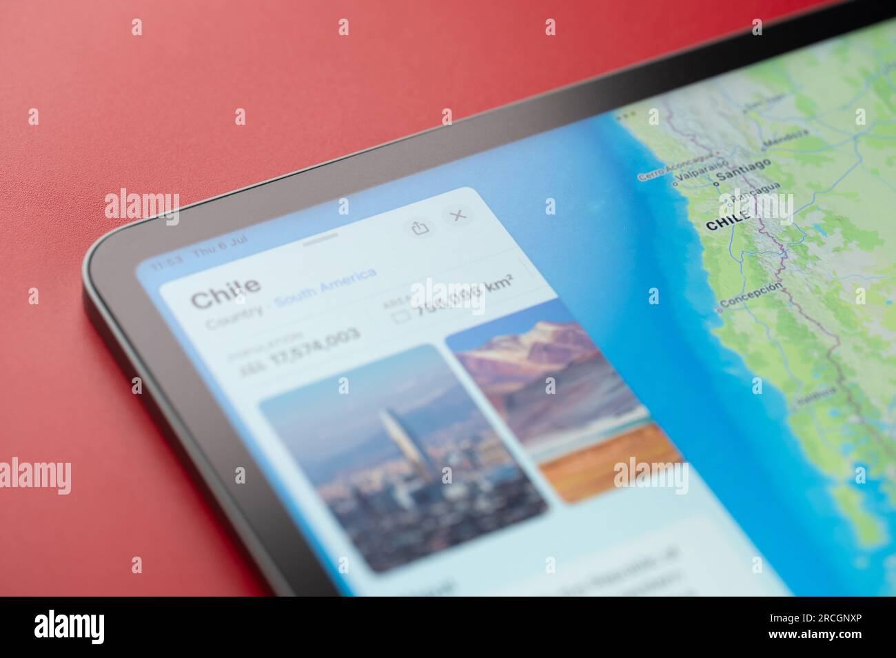 New York, USA - 6 luglio 2023: Contorno del paese del Cile sulla mappa del mondo con informazioni sulla popolazione e l'area nella vista ravvicinata Apple ipad macro Foto Stock