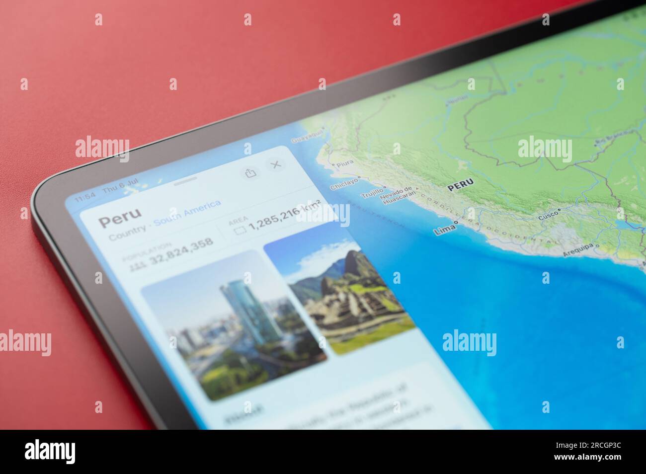 New York, USA - 6 luglio 2023: Informazioni sul paese del Perù sulle mappe Apple Vista ravvicinata per ipad Foto Stock