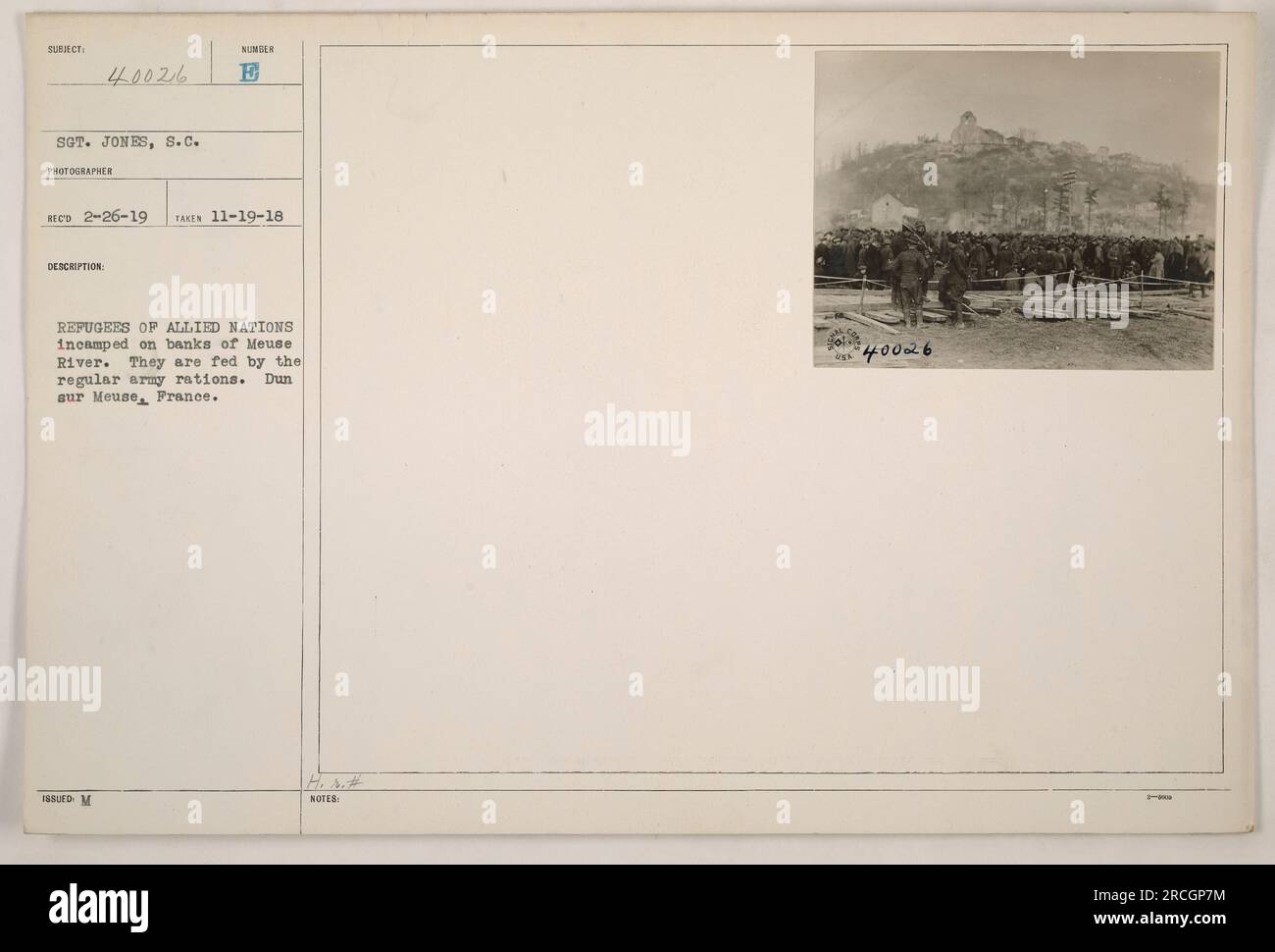 I rifugiati di varie nazioni alleate si accamparono sulle rive del fiume Mosa a Dun sur Meuse, in Francia. Stanno ricevendo razioni regolari dell'esercito dal Sergente Jones, il fotografo. Questa foto è stata scattata il 19 novembre 1918. (111-SC-40026) Foto Stock