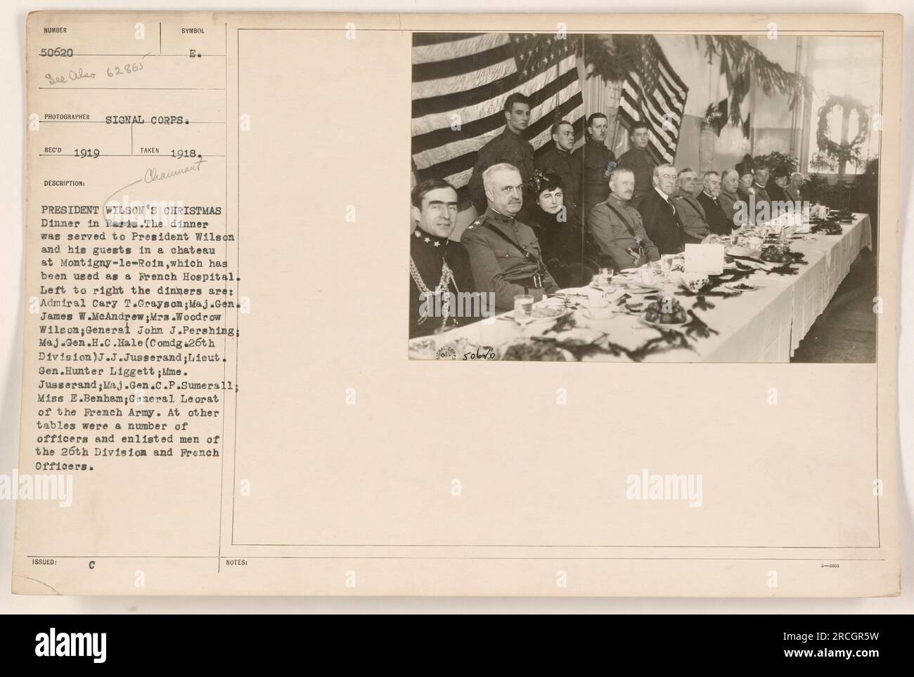 La cena di Natale del Presidente Wilson a Chaumont. La cena ebbe luogo in un ospedale francese, al servizio del presidente Wilson, dell'ammiraglio Cary T.Grayson, del maggior generale James W. McAndrew, della signora Woodrow Wilson, del generale John J. Pershing, del maggior generale H.C. Hale, J.J. Jusserand, Lieut. Gen. Hunter Liggett, Mme. Jusserand, maggiore generale C.P. Sumerall, Miss E. Benham e il generale Leorat dell'esercito francese. Altri tavoli erano occupati da ufficiali e arruolati della 26a divisione e da ufficiali francesi. Foto Stock