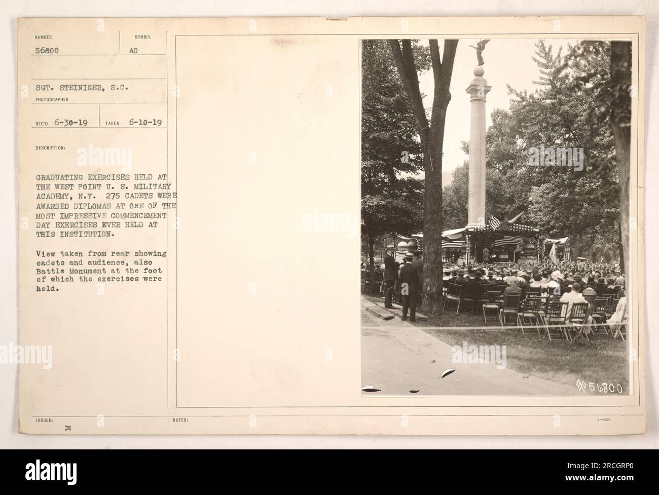 Corsi di laurea a West Point U.S. Accademia militare, New York. 275 cadetti hanno ricevuto diplomi in una notevole cerimonia del giorno di inizio. Vista da dietro, mostrando cadetti, pubblico e il Monumento alla Battaglia dove si svolse l'evento. (Descrizione dalla fotografia del sergente Steiniger con il simbolo 56800, scattata il 10 giugno 1919 e ricevuta il 30 giugno 1919. Banconote associate numerate 347.) Foto Stock