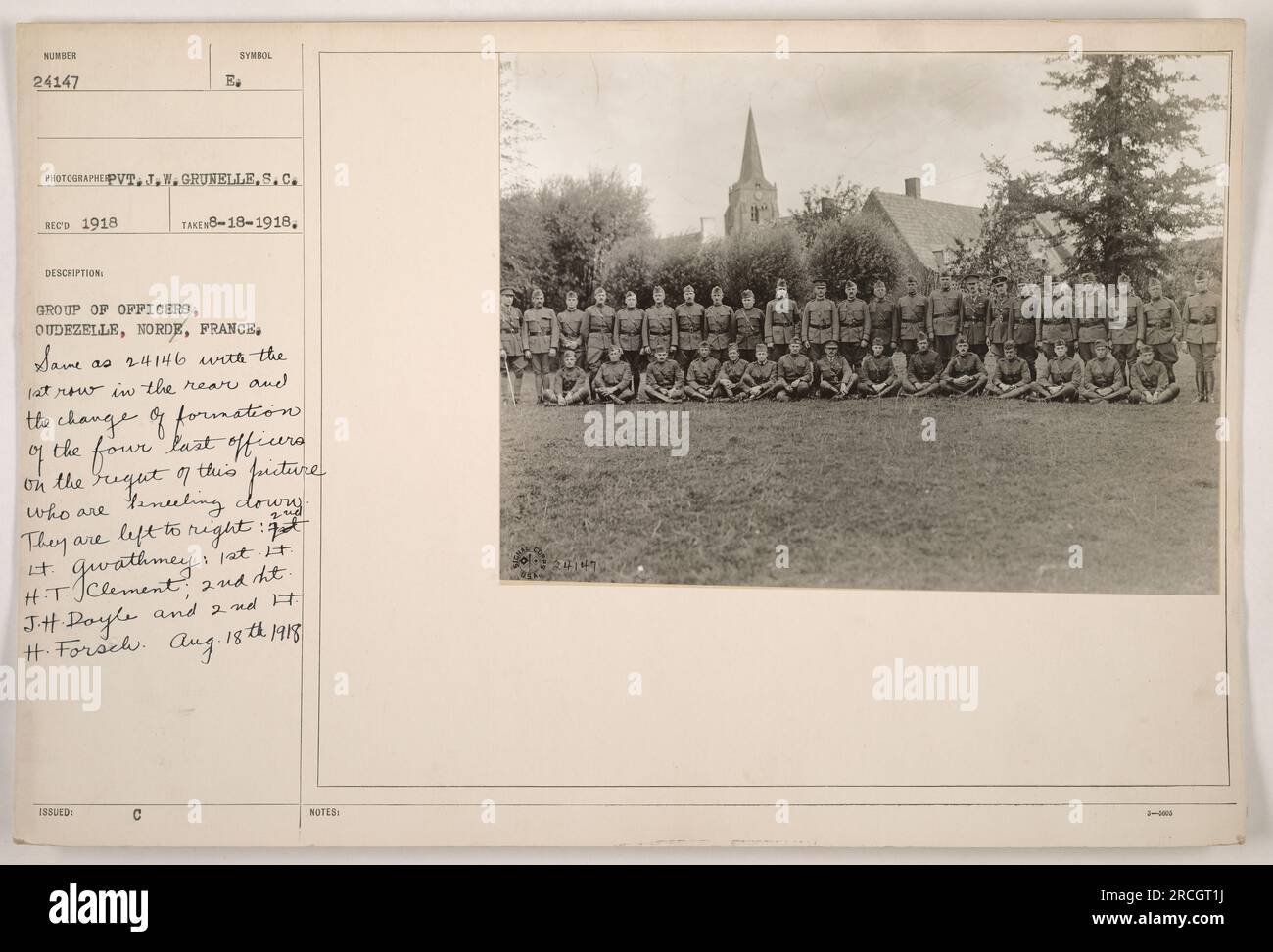Un gruppo di ufficiali a Oudezelle, nel Norde, in Francia, in posa per una foto. Gli ufficiali sono visti in formazione, con un cambiamento nella disposizione degli ultimi quattro ufficiali sulla destra, che si stanno inginocchiando. Da sinistra a destra, vengono identificati come QT. Gwathmey, primo tenente L H.T. Clement, 2° tenente J.H. Poyle, e il secondo tenente H. Forsch. La foto è stata scattata il 18 agosto 1918. (Nota: Il numero di riferimento dell'immagine è 111-SC-24147 e il fotografo è J.W. Grunelle) Foto Stock