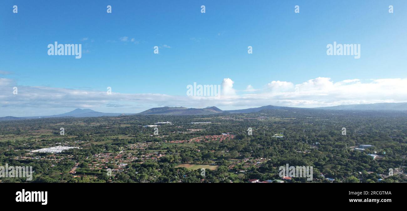 Vista panoramica del verde paesaggio vulcanico vista aerea droni Foto Stock