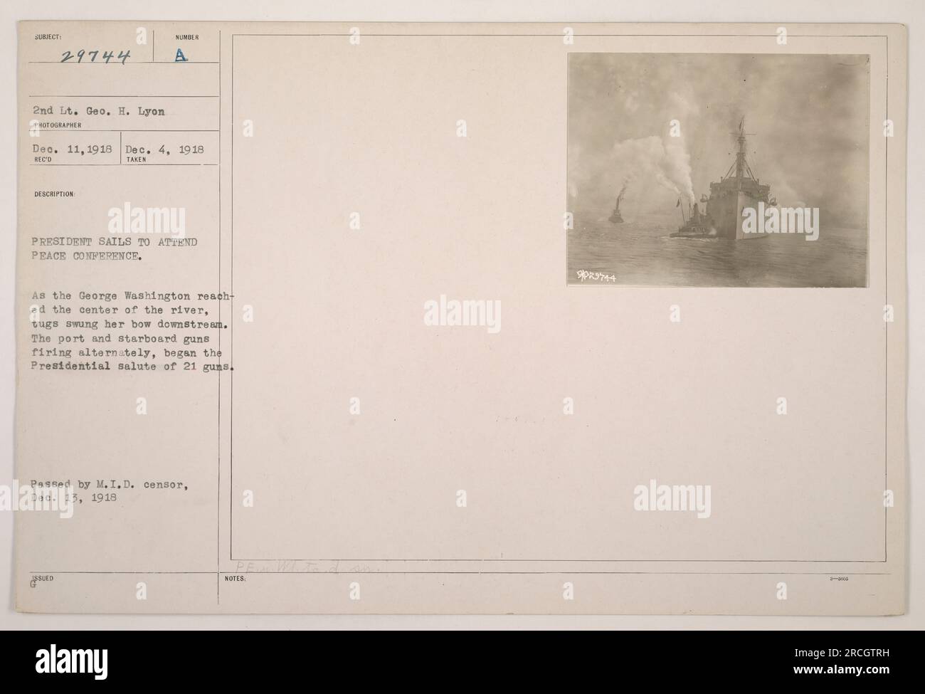 Il Presidente salpa per partecipare alla conferenza di pace. I rimorchiatori oscillano l'arco di George Washington verso valle mentre raggiunge il centro del fiume. Le pistole di babordo e tribordo sparano alternativamente per dare un saluto presidenziale di 21 pistole. Catturato il 4 dicembre 1918 dal 2° tenente Geo. H. Lyon. Fotografia passata da M.I.D. censor il 13 dicembre 1918. Foto Stock