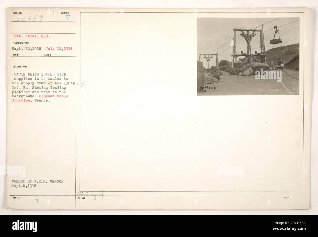 Didascalia: "Carrelli caricati con provviste a Boussat Cable Junction, Francia, da trasportare alla discarica della 138a 1a IT. Una piattaforma di carico e un tram possono essere visti sullo sfondo. Foto scattata il 30 settembre 1918 da Pvt. Price, S.C. Questa immagine è stata passata da A.E.F. Censura il 6 settembre 1918." Foto Stock