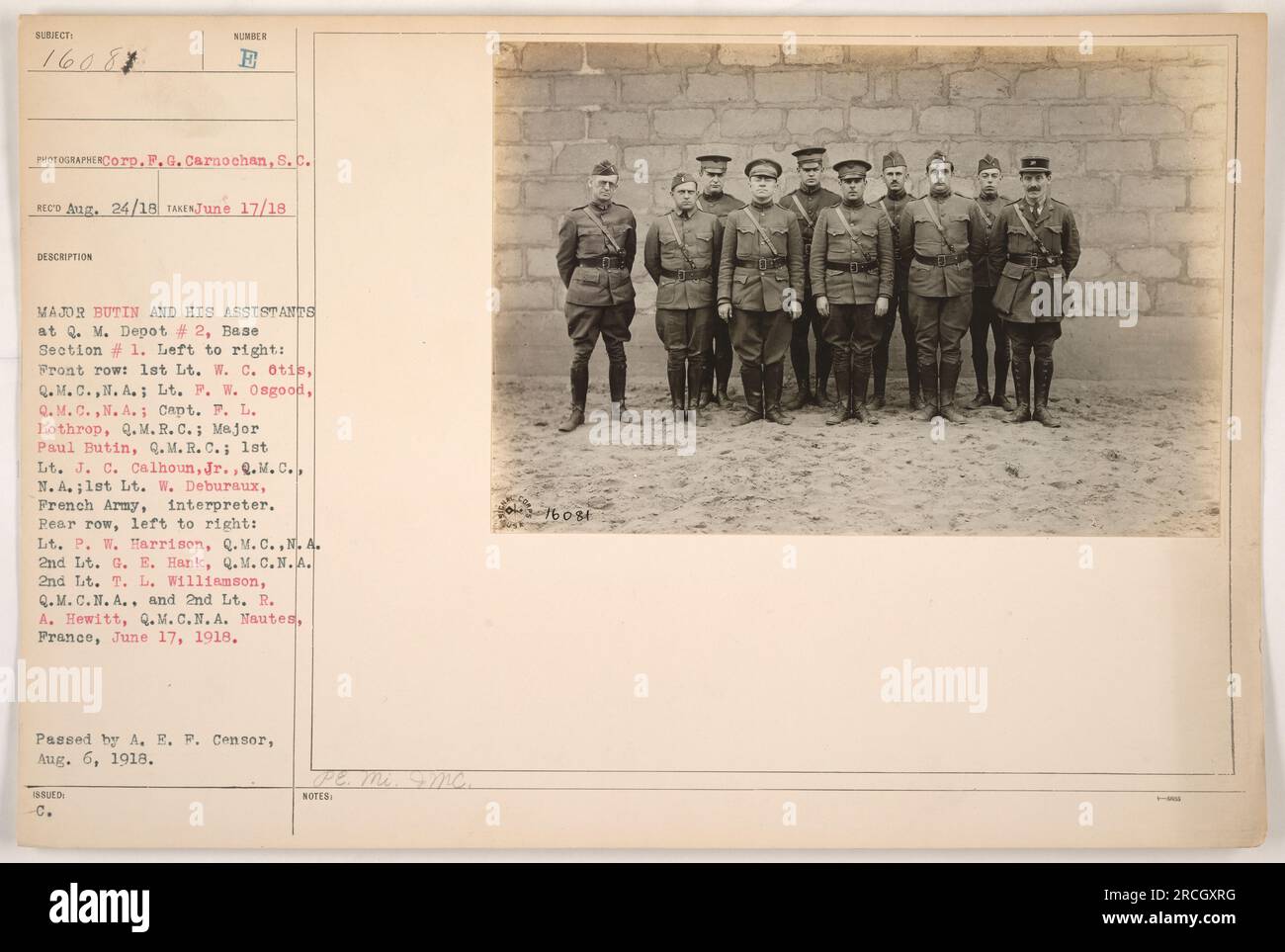 Il maggiore Butin e i suoi assistenti al Q.M. Depot #2, base Section #1 a Nautes, Francia il 17 giugno 1918. Da sinistra a destra in prima fila: 1° tenente W. C. Otis, Q.M.C.N.A.; tenente P. W. Osgood, Q.M.C., N.A.; Capt. F. L. Lothrop, Q.M. R.C.; maggiore Paul Butin, Q.M. R.C.; i tenente J. C. Calhoun, Jr., Q.M.C., N.A.; i tenente W. Deburaux, esercito francese, interprete. Nella fila posteriore, da sinistra a destra: Tenente P. W. Harrison, Q.M.C., N.A.; 2° tenente G. E. Hank, Q.M.C., N.A.; 2° tenente T. L. Williamson, Q.M.C., N.A.; e 2° tenente R. A. Hewitt, Q.M.C., N.A. Foto Stock