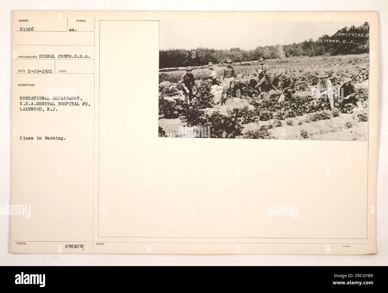 Corso di agricoltura offerto come parte di programmi educativi presso U.S.A. General Hospital #9, Lakewood, N.J. Questa fotografia, scattata da un fotografo del Signal Corps, raffigura una sessione di gruppo in cui al personale militare vengono insegnate le abilità agricole. L'immagine è accompagnata da alcuni simboli e messaggi di notazione, ma nessuno sembra fornire ulteriore contesto o significato alla scena. Foto Stock