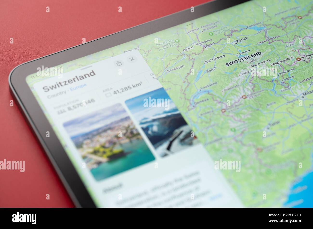 New York, USA - 6 luglio 2023: Popolazione e area della Svizzera Paese sulla mappa Vista ravvicinata ipad macro Foto Stock