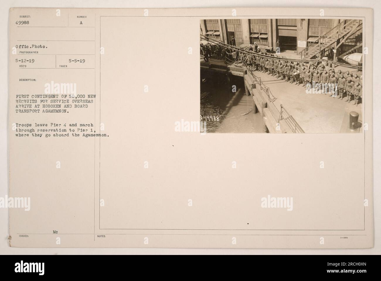 Primo contingente di 50.000 nuove reclute per il servizio all'estero a bordo della nave da trasporto Agamemnon a Hoboken. Le truppe lasciano il molo 4 e marciano attraverso l'area di riserva fino al molo 1, dove salgono a bordo dell'Agamemnon. Foto scattata il 12 maggio 1919. Foto Stock