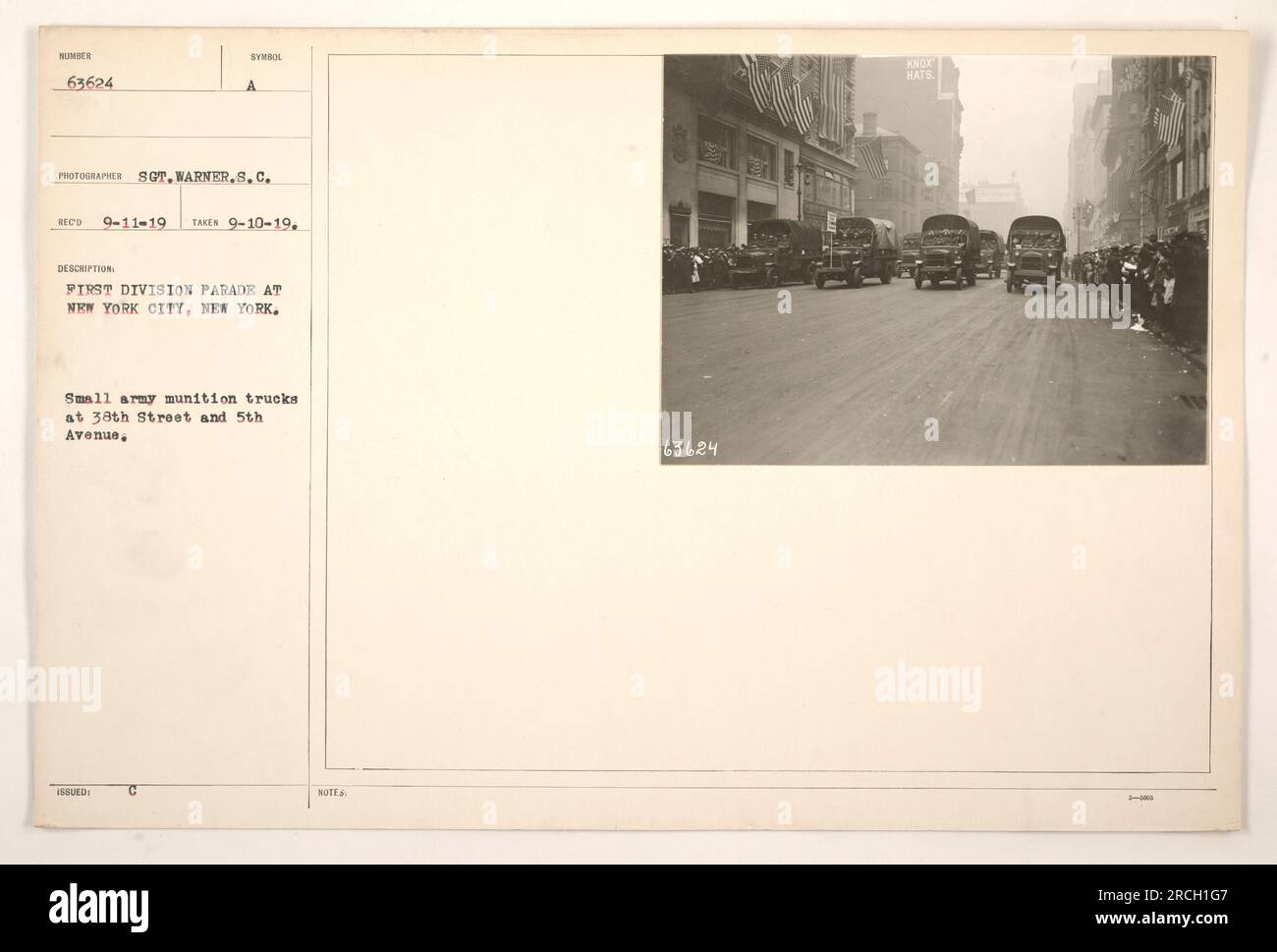 First Division Parade a New York, New York. Piccoli camion di munizioni dell'esercito visti alla 38th Street e alla 5th Avenue. La fotografia, scattata dal sergente Warner S.C. il 10 settembre 1919, mostra la presenza di veicoli militari durante la parata. Note aggiuntive: 63624 CAPPELLI KNDX." Foto Stock