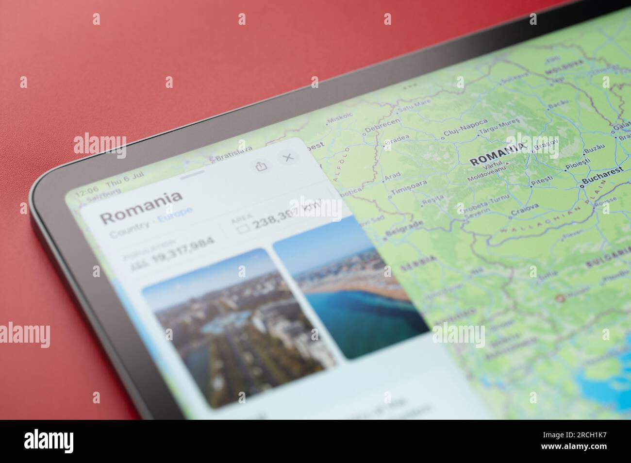 New York, USA - 6 luglio 2023: Vista ravvicinata della popolazione e dell'area della Romania sulla mappa ipad macro Foto Stock