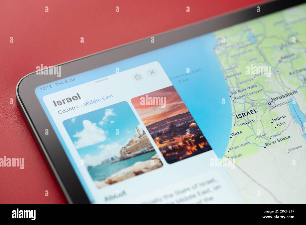 New York, USA - 6 luglio 2023: Contorno del paese di Israele sulla mappa del mondo con informazioni sulla popolazione e l'area nella vista ravvicinata Apple ipad macro Foto Stock