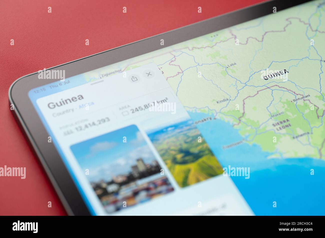New York, USA - 6 luglio 2023: Vista ravvicinata della popolazione e dell'area del paese della Guinea sulla mappa ipad macro Foto Stock
