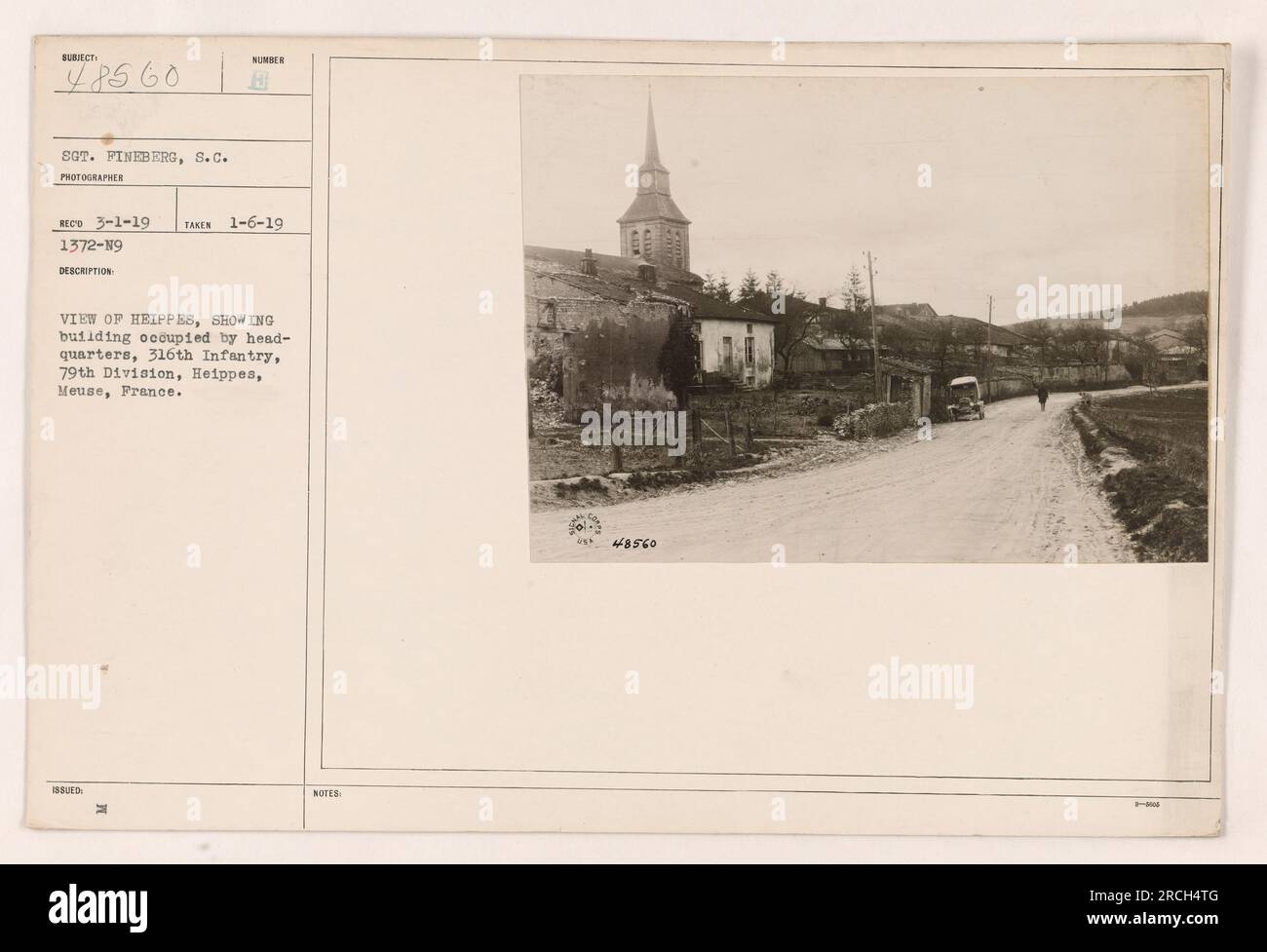 Una fotografia scattata dal sergente Fineberg il 1 marzo 1919, e sviluppata il 6 gennaio 1919, mostra una vista di Heippes nella Mosa, in Francia. L'immagine cattura un edificio che servì come quartier generale per il 316th Infantry della 79th Division. Questa particolare foto è etichettata come soggetto 48560 e viene fornita con una descrizione e note. Foto Stock