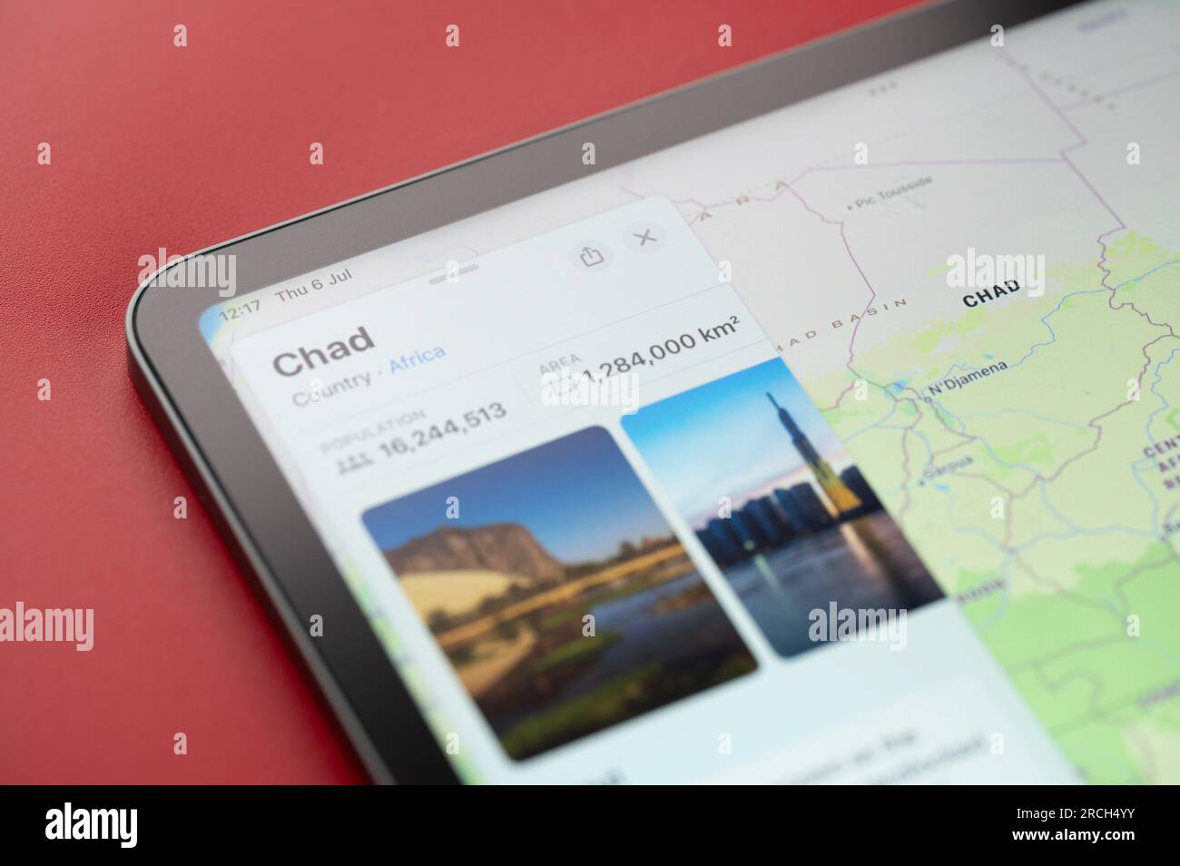 New York, Stati Uniti - 6 luglio 2023: Informazioni sul paese del Ciad sulle mappe di mele Vista ravvicinata macro ipad Foto Stock