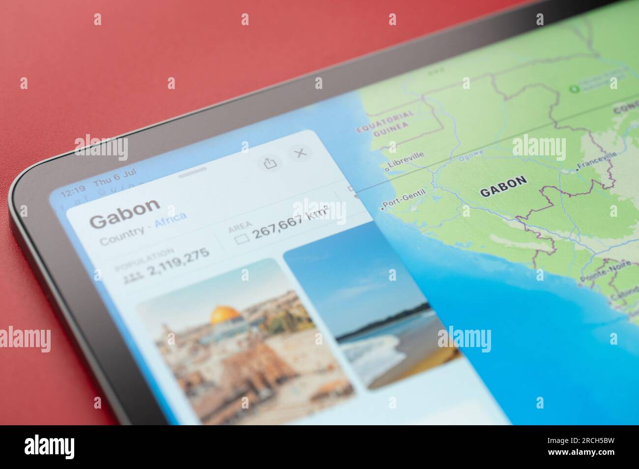 New York, USA - 6 luglio 2023: Il confine del Gabon sulla mappa mondiale delle mele ipad vista ravvicinata Foto Stock