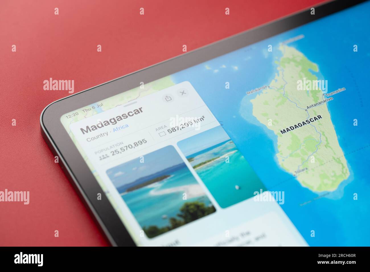 New York, USA - 6 luglio 2023: Il Madagascar su mappe Apple online sullo schermo di ipad vista ravvicinata Foto Stock