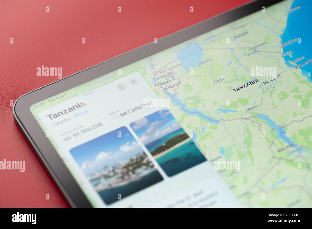 New York, Stati Uniti - 6 luglio 2023: Il paese della Tanzania sulla mappa mondiale sullo schermo dell'ipad Vista ravvicinata Foto Stock