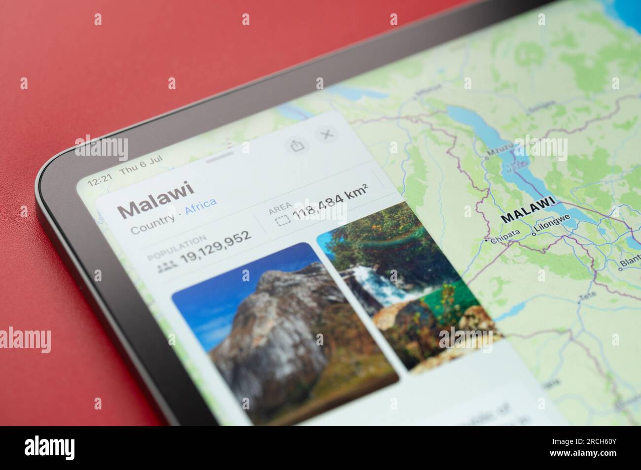 New York, USA - 6 luglio 2023: Vista ravvicinata della popolazione e dell'area del Malawi sulla mappa ipad macro Foto Stock